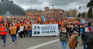 Representantes de la Sociedad de Cazadores de Baena en la manifestación de ayer en Madrid.