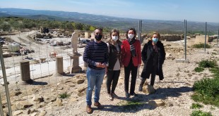 Representantes del PSOE en su reciente visita al yacimientos arqueológico de Torreparedones. Foto: TV Baena.