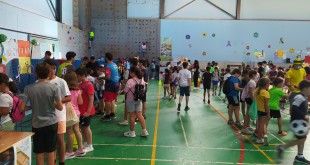 Algunas de las actividades y juegos que han formado parte de la Feria Solidaria del IES 'Luis Carrillo de Sotomayor'. Foto: TV Baena.