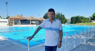 El concejal de Deportes, Joaquín Morales, esta mañana, en la piscina de verano de la Ciudad Deportiva 'Juan Carlos I'. Foto: TV Baena.