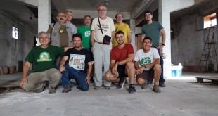 Voluntarios de Groden-Ecologistas en Acción, técnicos de Grefa y anilladores de Gosur, este sábado en el silo de Baena. Foto: Groden.