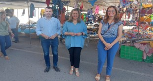 Los dirigentes socialistas José Manuel Mármol, Mª Jesús serrano y Felisa Cañete, esta mañana, haciendo campaña en el mercadillo de Baena. Foto: TV Baena.