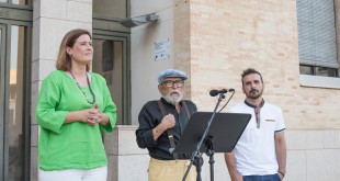 El artista Paco Ariza, junto a su hijo y la alcaldesa de Baena, Cristina Piernagorda, en la presentación de esta exposición escultórica al aire libre. Foto: Ayuntamiento de Baena.