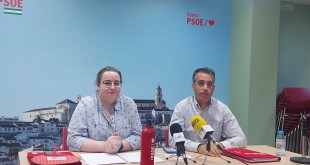 Los concejales del PSOE de Baena, José Andrés García y Almudena Sevillano, en un momento de la comparecencia realizada en la sede del PSOE. Foto: TV Baena.