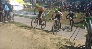 El ciclista baenense, Carlos Tienda, en las primeras posiciones en la final B del Eliminator de los Campeonatos Europeos Juveniles de MTB. Foto: TV Baena.