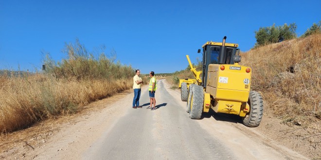 El concejal de Agricultura, Juan José Castro, esta mañana, visitando la obra de este camino. Foto: TV Baena.