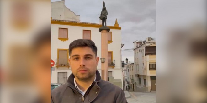 El coordinador de VOX en Baena, Eduardo Molleda, frente a la estatua del Judío. Foto: Vox Baena.