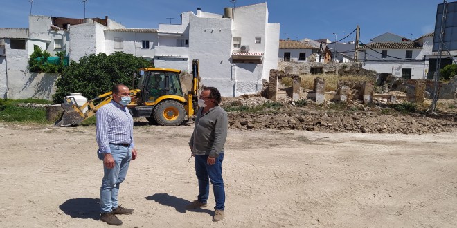 El concejal de Servicios, José Gómez, y el primer teniente de alcalde, Ramón Martín, en una visita a las obras del nuevo parking de 'La Cañada'. Foto: TV Baena