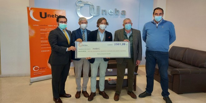 Entrega del cheque con el donativo de UNEBA a IMIBIC. Foto: TV Baena.