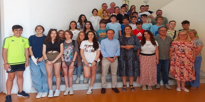 Recepción en el Ayuntamiento de Baena de los alumnos que participan el intercambio Erasmus+. Foto: TV Baena.