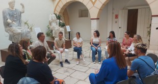 Encuentro entre coordinadores y jóvenes participantes en el proyecto Erasmus+ en el Museo Arqueológico. Foto: TV Baena.