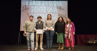 Los ganadores del XI Certamen de Cortos contra la Violencia de Género, Josete Varo y Alberto García, recibiendo su premio. Foto: Ayuntamiento de Baena.